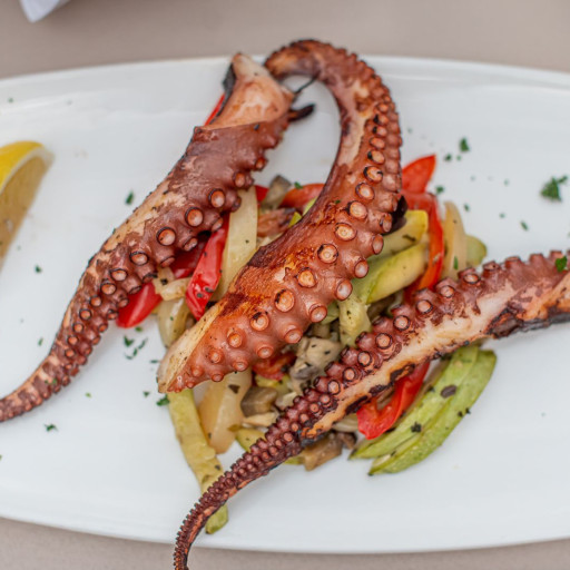 Grilovana hobotnica sa povrćem 250g