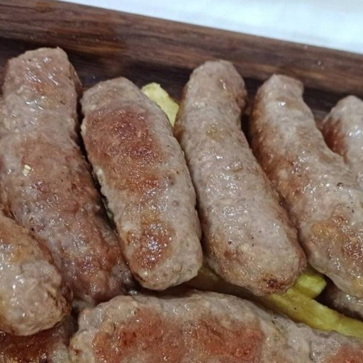 300克的Ćevapi