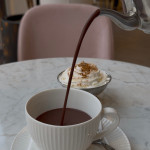 Topla čokolada sa šlagom