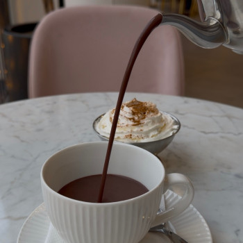 Topla čokolada sa šlagom