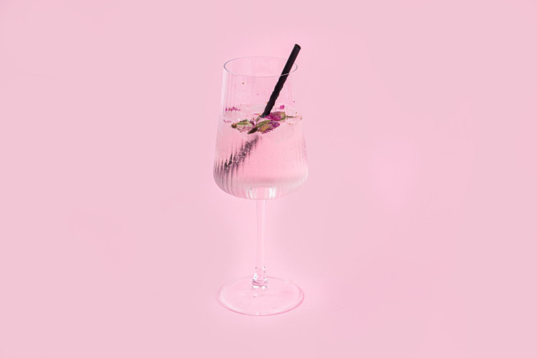 Pink gin tonic
