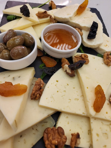 A selection of cheeses 280g