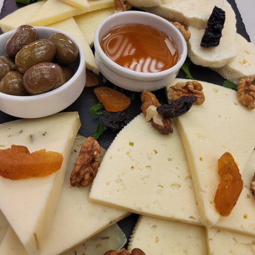 A selection of cheeses 280g