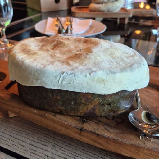 Mesarski gulaš (Moravka) pod hlebom zapečen 350gr