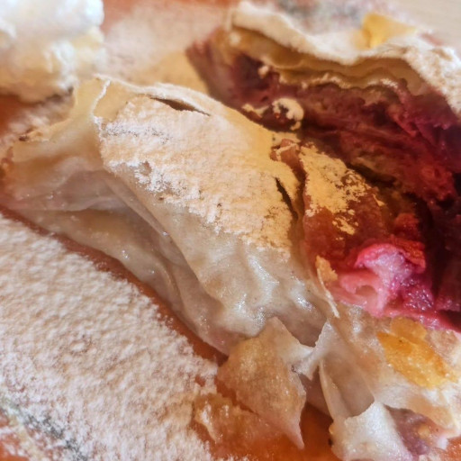 Domaća pita sa višnjama na drva 200gr