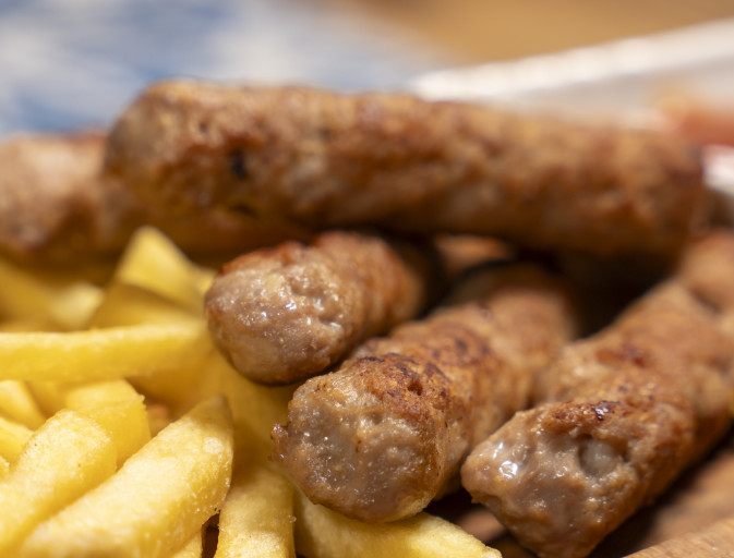 Ćevapi sa pomfritom i kečapom (Kids) 200gr
