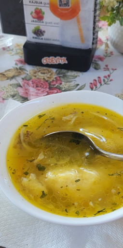 Pileća supa sa knedlama