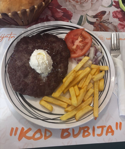 Pljeskavica na kajmaku (300g)